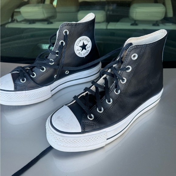 Women’s 7.5 Converse Black and White High-Top Sneakers/ hardly worn - Picture 2 of 7